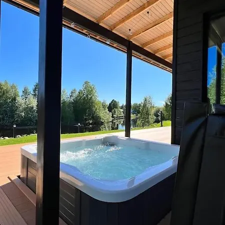 Luxury Arctic With Hot Tube & Stunning River View Villa *