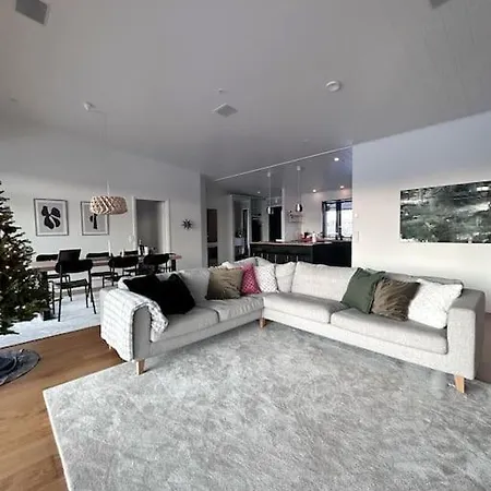 Luxury Arctic With Hot Tube & Stunning River View Villa